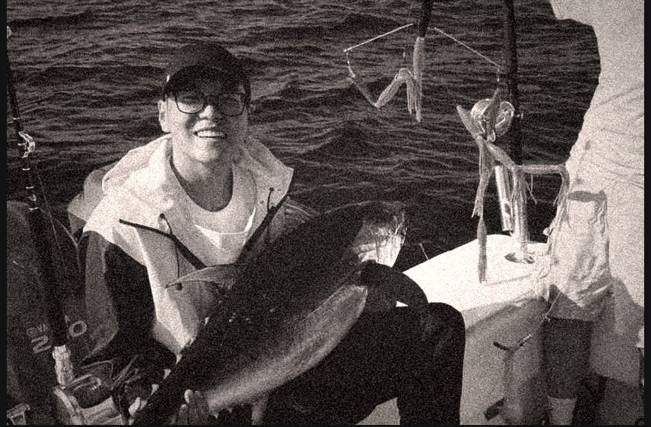 Offshore fishing: holding the caught tuna